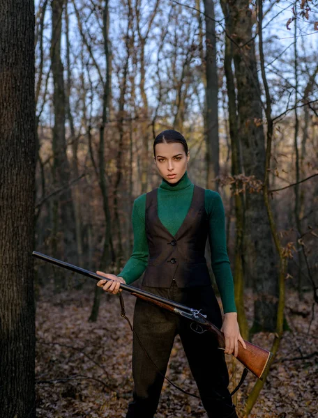 Cacciatrice donna nella foresta. caccia di successo. sport di caccia. moda militare. raggiungimenti di obiettivi. ragazza con fucile. inseguire la caccia. Un negozio di armi. donna con un'arma. Bersaglio colpito. cacciatore mira natura fucile — Foto Stock