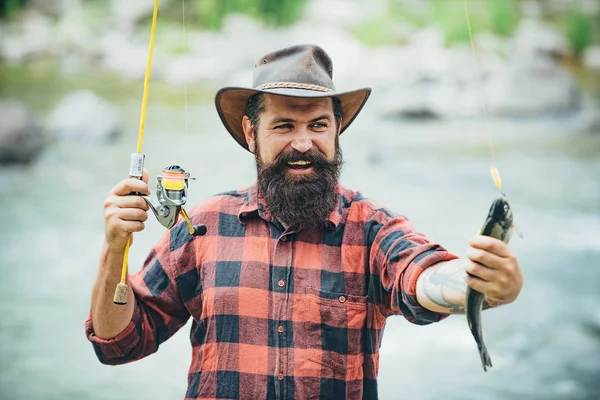 Pegando um peixe grande com um pólo de pesca. Peixe no anzol. Pesca com mosca. A segurar truta castanha. Pesca com carretel giratório. Conceitos de pesca bem sucedida . — Fotografia de Stock