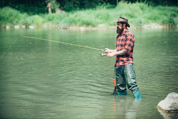 Ψάρεμα στο ποτάμι. Καφέ πέστροφες. Τα ψάρια πιάνουν γάντζους. Άνδρες που αλιεύουν στο ποτάμι κατά τη θερινή ημέρα. — Φωτογραφία Αρχείου