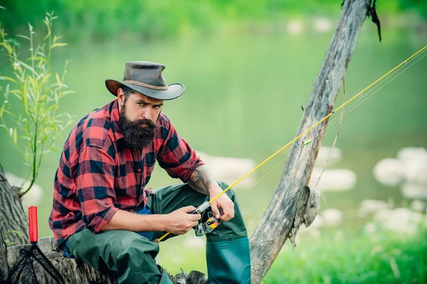 Alabalık avlamak için sinek avı. Balıkçı ve alabalık. Kanca yakalayan balıklar. Kahverengi alabalık balığı. Steelhead gökkuşağı alabalığı. Yaz tatili ve insanların konsepti. — Stok fotoğraf