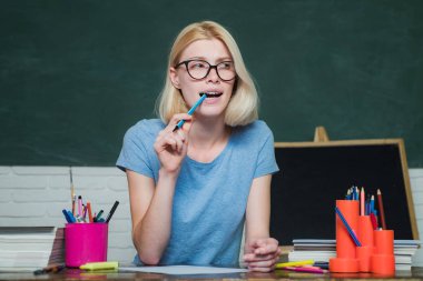 Sınıfta güzel bir öğretmen. Genç öğretmen. Öğrenme ve eğitim kavramı. Sınıfta öğretmen. Lise kavramı - kopya alanı.