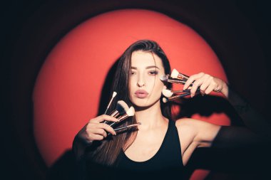 fırça ve araç makyaj. mükemmel yüz tenli kız. Modaya uygun makyaj. makyaj kozmetik. seksi bir görünüm ile güzel kız. moda güzelliği. seksi kadın. Skincare. model. Visage. profesyonel visagiste