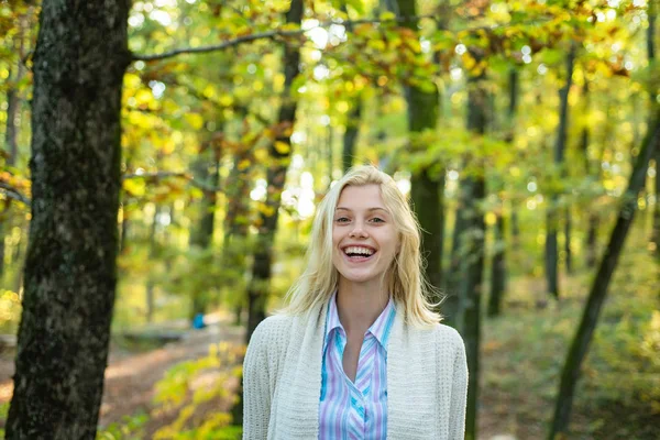 秋の美しさ。秋の公園を歩く甘い若い官能的なセクシーな女性。秋の気分。晴れた日に公園で陽気な気楽な秋の女性. — ストック写真