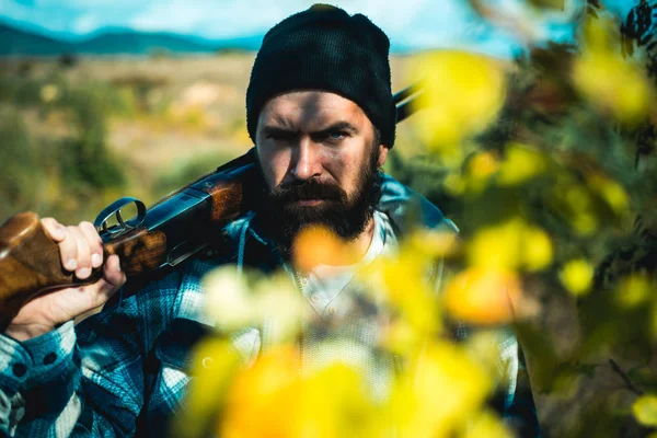 Sonbahar av sezonunda avcı. Av tüfekleri kalibresi. Elinde tüfek olan adam. Bahar ormanlarında avcılık. — Stok fotoğraf