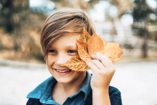 Últimos dias de tempo quente devem ser vistos com um sorriso no rosto. Criança feliz na feira de outono. Menino anuncia produtos naturais. O menino anuncia roupas infantis para o outono . — Fotografia de Stock