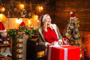 Noel ağacı. Keyifli anlar. Mutluluk neşesi ve sevgiyle dolu. Kız rahat sıcak bir atmosfer noel arifesinde tadını çıkarın. Noel neşesi. Kadın ahşap iç noel süslemeleri çelenk ışıkları