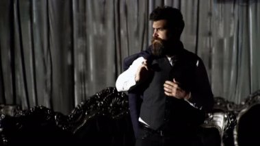 Erkek güzelliği, mevsimlik moda. Ceketini omzuna tutan şık bir erkek. Pahalı iç vahşi adam. Genç işadamının yakın çekim. Başarılı görünüyorsun, kendine güveniyorsun. Takım elbiseli çekici adam