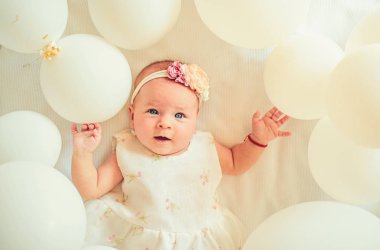 Ne yapacağımı bilemedim. Tatlı küçük bebek. Yeni bir hayat ve Doğum. Çocukluk mutluluk. Küçük kız. Doğum günün kutlu olsun. Aile. Çocuk Bakımı. Çocuk günü. Beyaz balonlar mutlu küçük çocuk portresi