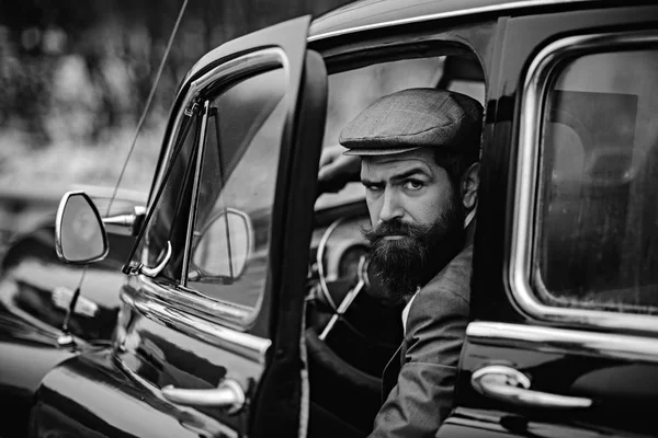 Бізнесмен з шапочкою в старовинному ретро автомобілі . — стокове фото