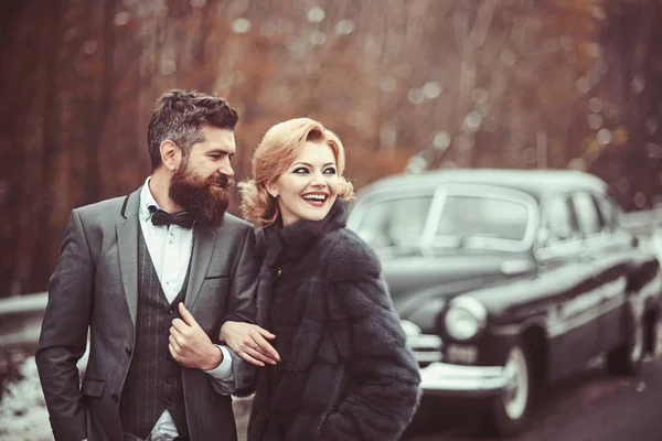 Casal retro contra carro velho. casal apaixonado . — Fotografia de Stock