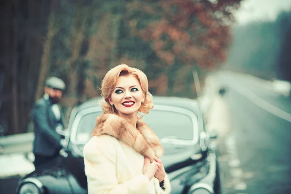 Férias de inverno viagem de estrada em férias e viagens. conceito de pessoas - sorrir jovens amigos sobre carro retro . — Fotografia de Stock