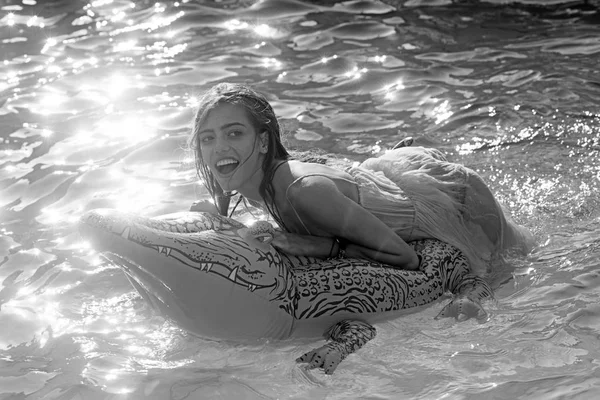 Lüks yüzme havuzunda rahatlayın. Timsah gurl maceralarını. Moda timsah deri ve su kız. Yaz tatili ve okyanus, Maldivler seyahat. Şişme yatak ile denizde seksi kadın.