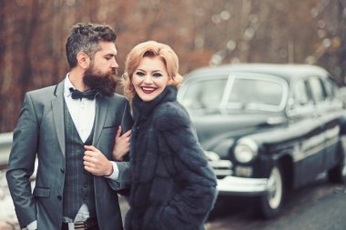 Tatilde arabayla seyahat eden genç çift..