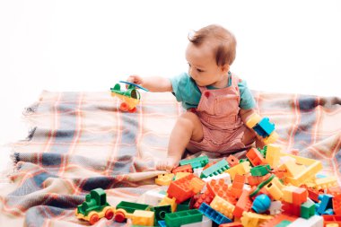 Oyun yoluyla öğrenme. Küçük bebek oyun inşaat oyunu. Küçük çocuk oyun öğrenme keyfini çıkarın. Sevimli küçük bebek oyuncaklar ile oynuyor. Sevimli çocuk bina tuğla. Koordinasyon becerilerini geliştirme