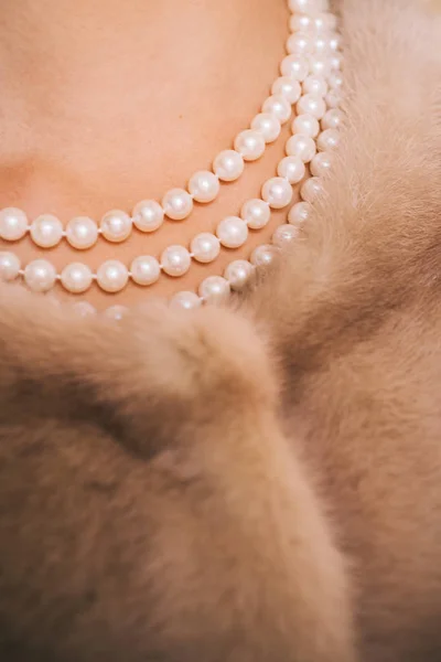 Luxurious lifestyle. Fashion accessory and jewelry. Pearl necklace and mink fur. Natural pearl beads and fur. Classic retro style design. Vintage pearl jewelry. Fashionable bijouterie. Luxury gloss — Stock Photo, Image