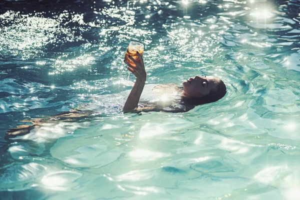 Retrato de una hermosa mujer en traje de baño en la piscina o en la playa . — Foto de Stock