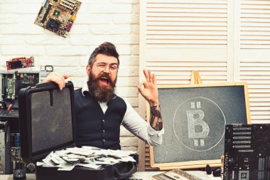 İyi hissediyor. Kripto para birimi için kağıt para. Sakallı adam nakit para ile. Sunucu odasında iş adamı. Sakallı hippi bitcoin sembol ve dolar ile. Bitcoin iş için