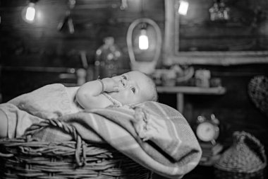 Bebeğimizi hissedebiliyorum. Aile. Çocuk bakımı. Çocuk bayramı. Tatlı küçük bebek. Yeni bir hayat ve bebek doğumu. Çocukluk ve mutluluk. Sevimli yüzlü küçük bir kız. Ebeveyn -lik. Mutlu küçük çocuk portresi