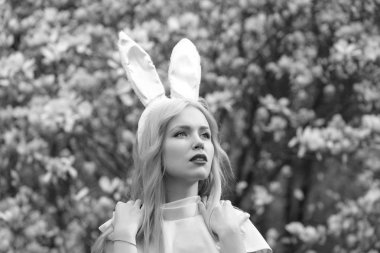 sarışın, uzun saçlı tavşan kulaklara kadınla