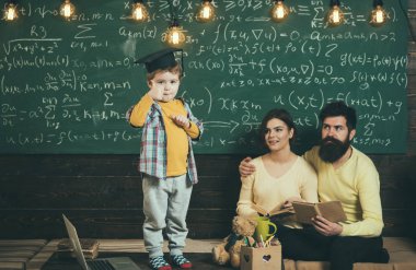 Akıllı çocuk lisansüstü şapkalı jest yukarı gösterir. Çocuk Anne ve baba için onun bilgi sunma. Kitap kara tahta arka plan ile hataları kontrol onların oğlu, dinleme anne. Geçiş Sınavı kavramı