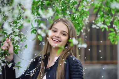 bahar açan konsept.mutlu yüzlü çiçek ağacında bahar kız.