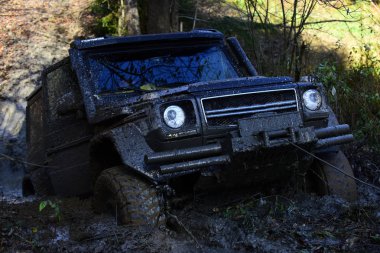 Crossover tehlikeli durumda engellerin üstesinden gelir. 4 x 4 yarış kavramı.