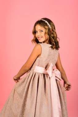 sevimli küçük pin-up kızı pembe bir arka plan üzerinde portresi.