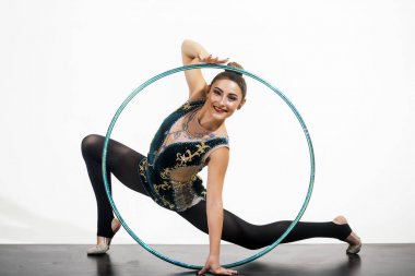 Kadın spor içinde hula çember ile akrobasi tren. Spor başarısı ve sağlık. Jimnastik halkalı kadın. Esnek kız spor salonunda egzersiz spor aktiviteleri. Fitness ve kız jimnastikçi diyet