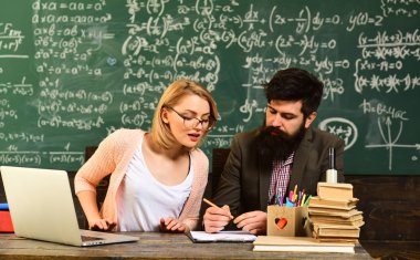 E-öğrenme eğitim ve üniversite kavramı, tanımı ders kitabı, ev öğretmen yardım çocuk çalışmaları modern dizüstü kullanarak bulmak için tutee öğretmen sorar