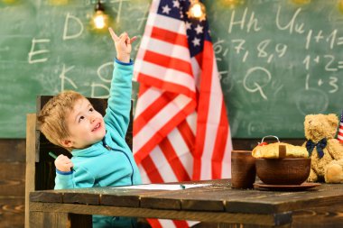 4 Temmuz'da derste olan okul çocuğu. ABD'nin bağımsızlık gününün kutlu olsun. Bilgi gününde Amerikan bayrağı olan sınıfta küçük bir çocuk. Okula ya da evde eğitime geri dönelim. Vatanseverlik ve özgürlük