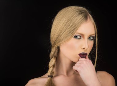 Uzun örgü saçlı güzel sarışın model kız. Saç modeli pigtail