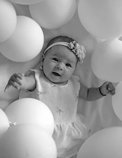 Piccolo tesoro. Famiglia. Assistenza all'infanzia. Giornata dei bambini. Dolce piccolina. Nuova vita e nascita. Ritratto di bambino felice in palloncini bianchi. Ragazzina. Buon compleanno. Felicità infantile — Foto Stock