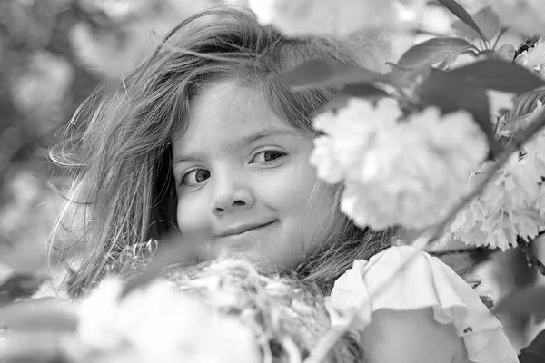 Jardineiro bonito. Moda menina de verão. Feliz infância. Menina na primavera ensolarada. Criança pequena. Beleza natural. Dia das crianças. Na Primavera. previsão meteorológica. Cuidados com a pele. alergia às flores — Fotografia de Stock