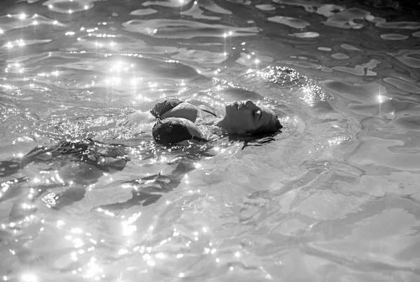 マイアミ ・ ビーチ。マイアミ ビーチ水泳少女の贅沢な休暇 — ストック写真