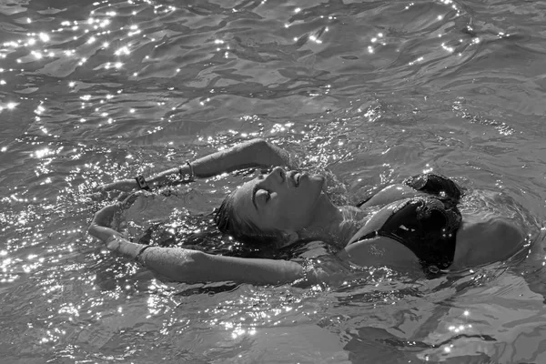 Beleza da mulher é hidratada. Mulher sexy no mar das Caraíbas em Bahamas. Relaxe na piscina de spa, refresco e cuidados com a pele. Férias de verão e viagens ao oceano. Maldivas ou Miami água da praia . — Fotografia de Stock