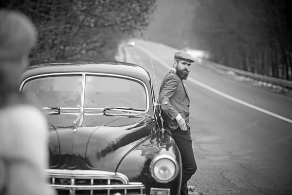 Концепція ностальгії. ностальгія і ретро автомобіль у бородатого чоловіка і жінки в пальто . — стокове фото