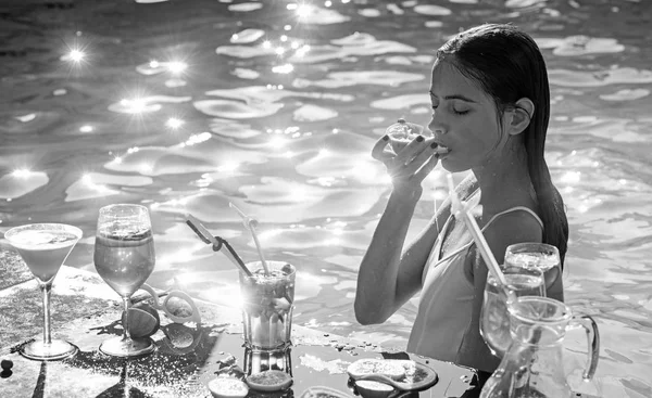 Frau mit einem Fruchtcocktail am tropischen Strand. — Stockfoto