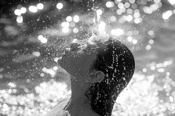 Спа-терапія та салон краси, спа-релакс жінки під водою — стокове фото