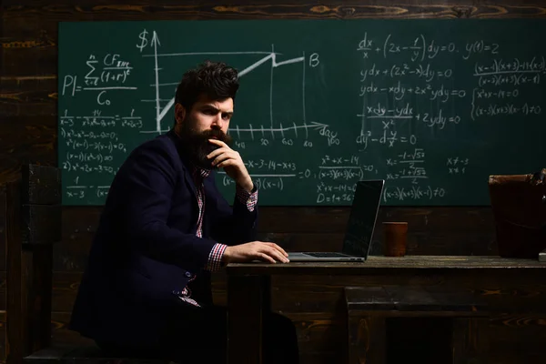 Lehre ist die Fähigkeit, Informationen auszutauschen. Bildungs- und Alphabetisierungskonzept - Gymnasiallehrer halten Vorträge im Klassenzimmer. Erfolgreicher Student macht sein Studium zur Priorität — Stockfoto