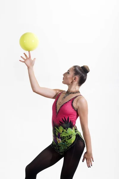 여자 체조 선수의 피트니스 및 다이어트. 흰색 배경에 고립 된 손가락에 소녀 균형 공을 가진 itness 개념. — 스톡 사진