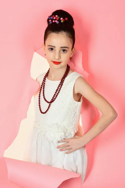 Ρετρό εμφάνιση, κομμωτήριο, μακιγιάζ. Κοριτσάκι σε vintage φόρεμα prom. Ρετρό κορίτσι ή μόδα μοντέλο, ομορφιά. Παιδί κορίτσι στο κομψό φόρεμα κομψό αίγλη. Μόδα και ομορφιά, στυλ pinup, παιδική ηλικία — Φωτογραφία Αρχείου