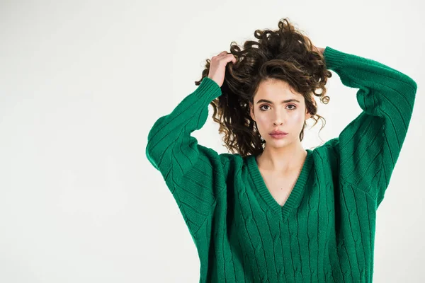 Parisian girl in winter clothes. Retro girl with stylish makeup and hair in paris. Fashion look and beauty concept. girl with curly hair at hairdresser at white wall. Fashion woman in green sweater — Stock Photo, Image