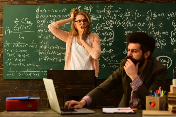 Studente composizione di scrittura per la preparazione degli esami annuali, insegnante amichevole e adulto studente sorridente in aula, Studenti campus concetto di conoscenza dell'istruzione — Foto Stock