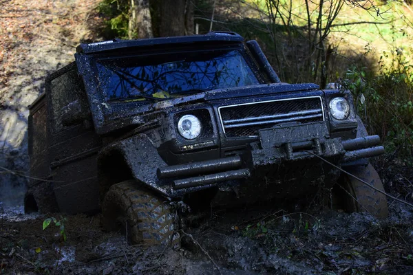 Crossover em situação perigosa supera os obstáculos. Conceito de corrida 4x4 . — Fotografia de Stock