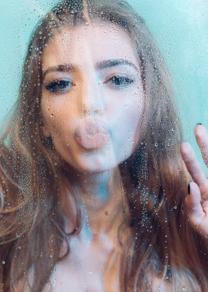 Nedvesítő és a higiénia. bőr fiatal szexi nő, műanyag vízben nedvesítő csepp. — Stock Fotó