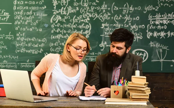 Enseignement en ligne et concept universitaire, Tuteur demande au tuteur de trouver la définition dans le manuel, Tuteur à domicile aider le garçon avec des études en utilisant un ordinateur portable moderne — Photo