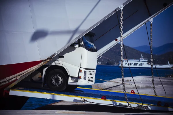 Vrachtwagen auto uitstappen van de veerboot in de zeehaven. Vrachtwagen transport. Sea Shipping concept. Snelheid en levering. Reizen, reis en Wanderlust — Stockfoto