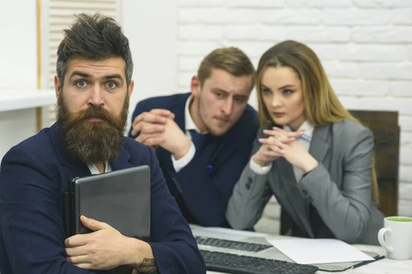 Conceito de inicialização. Homem com barba e pasta propõe uma ideia extraordinária de inicialização. Negociações de negócios, discutir as condições de negócio. Parceiros de negócios ou empresário em reunião, fundo de escritório — Fotografia de Stock