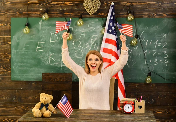 Χαρούμενη γυναίκα που κρατά αμερικάνικη σημαία. Έννοια της ημέρας ανεξαρτησίας — Φωτογραφία Αρχείου