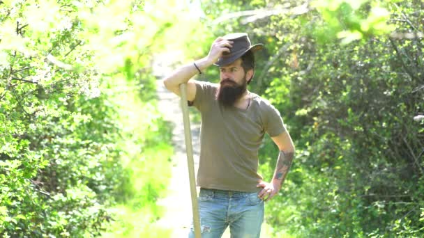 Man Hold shovel. Boer drenken de Sprout op veld. Ecologie concept. Landbouw en landbouwteelt. Groenten op de boerderij. Amerikaanse boerderij leven. Eco living. Man planten in de grond. — Stockvideo